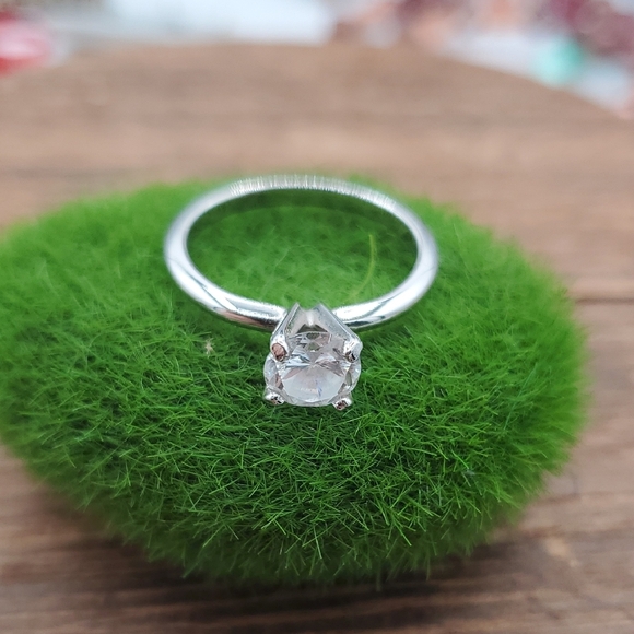 Estate Jewelry - Elegant Ring with Clear Gemstone Size 7 R802